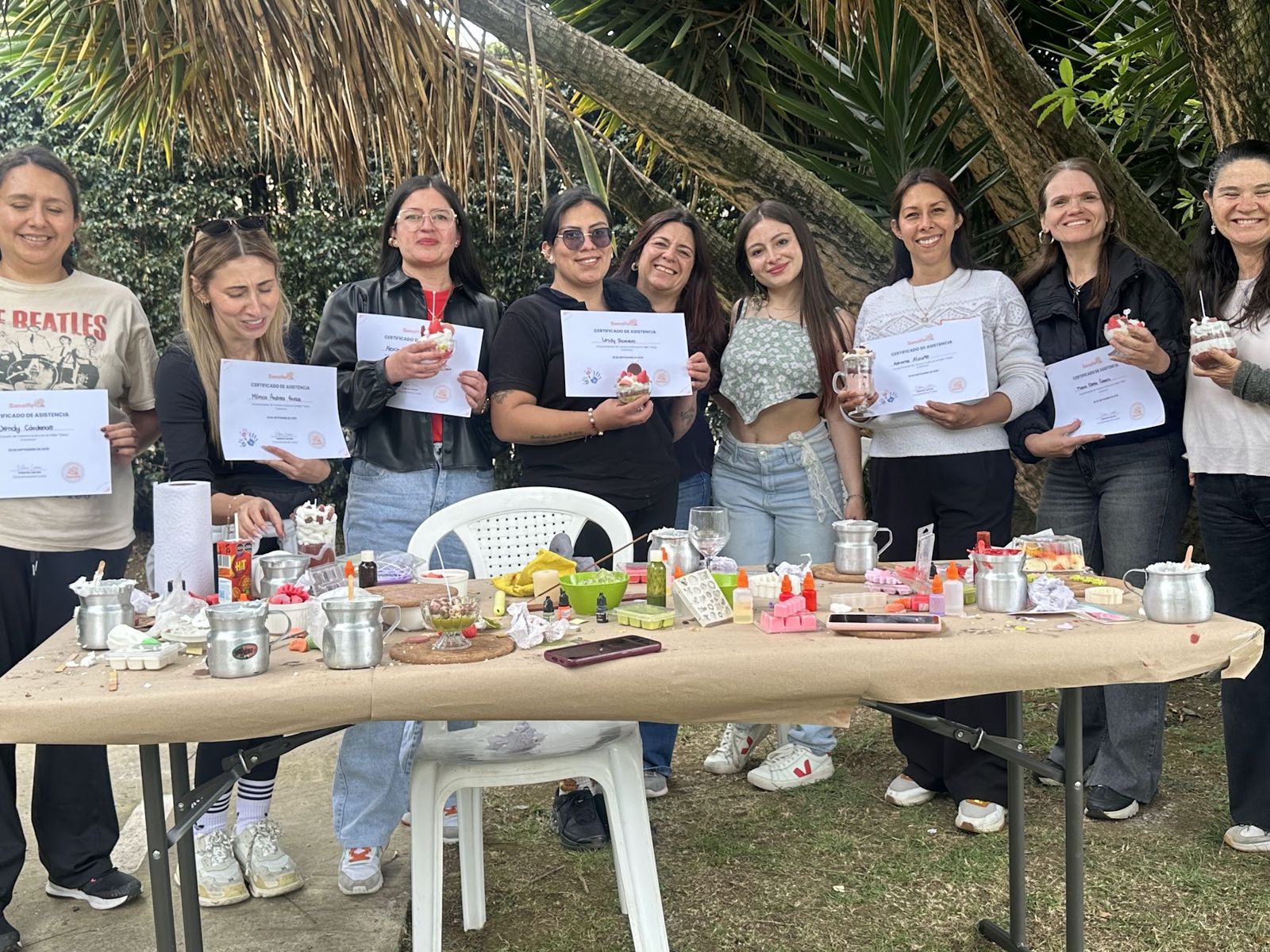 Grupo con certificados al finalizar un taller de velas de Samsifa