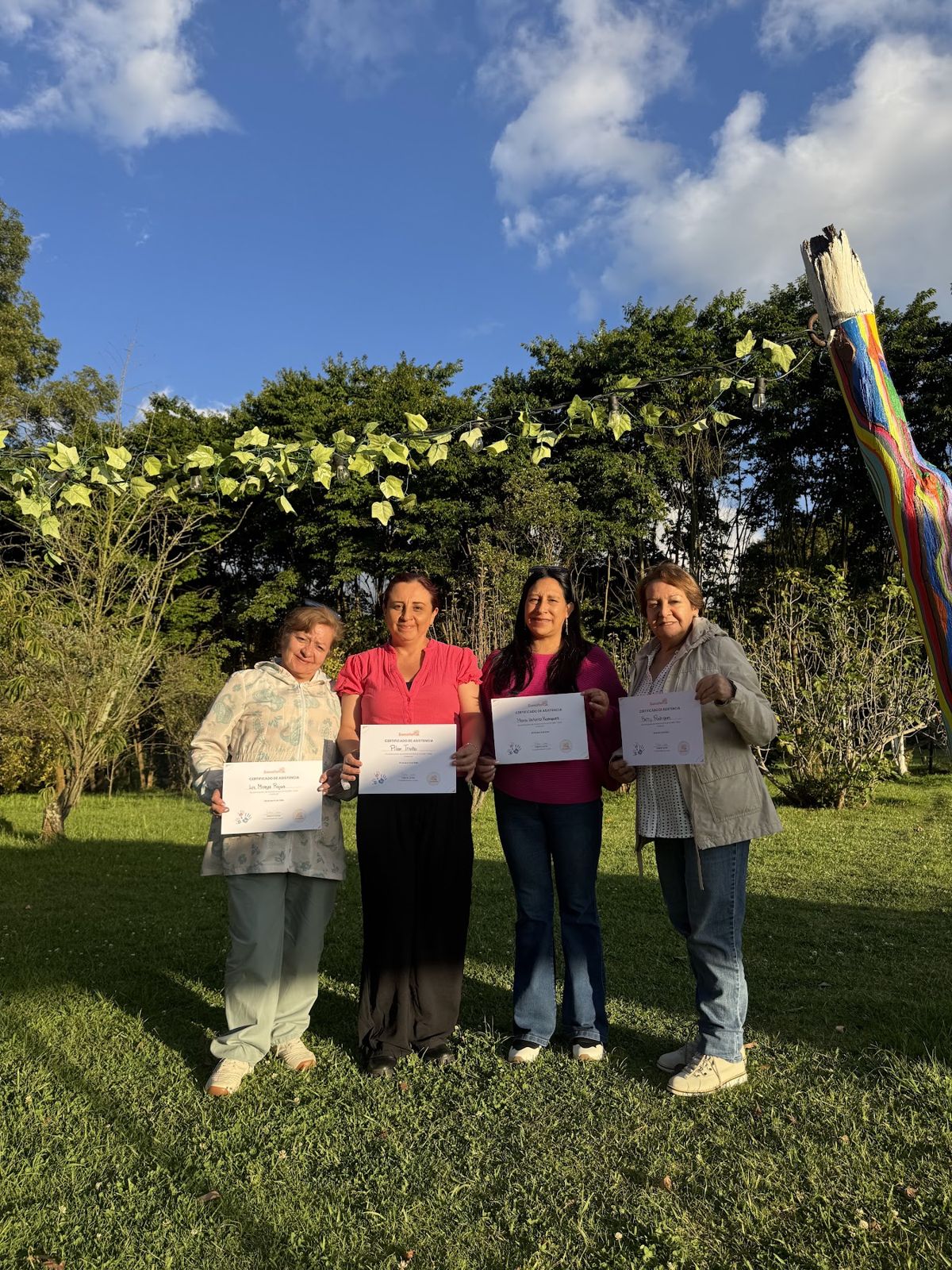 Participantes con certificado de un taller de velas al aire libre
