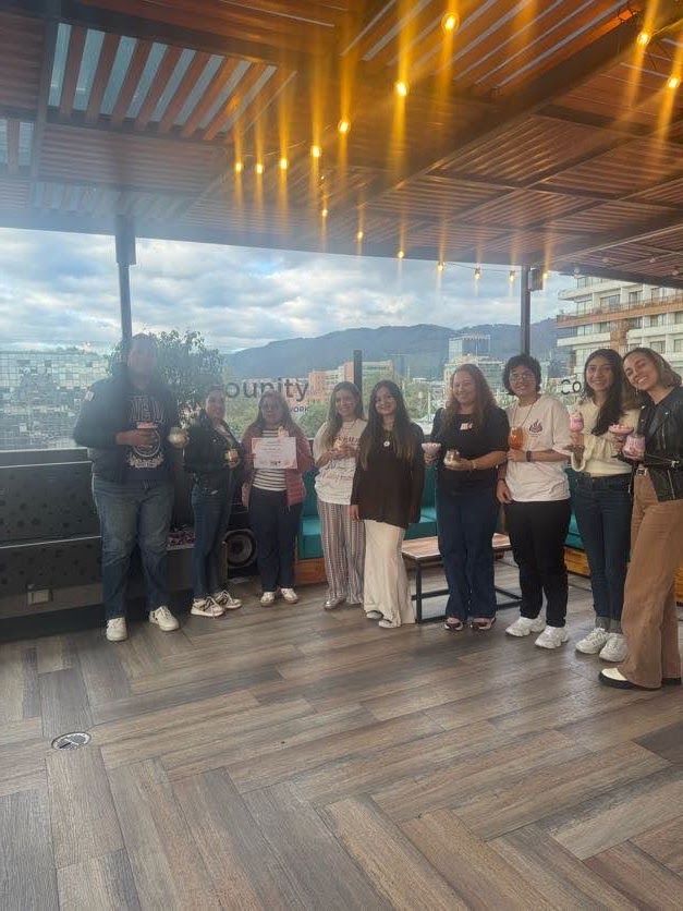 Grupo de participantes de un taller de velas en una terraza
