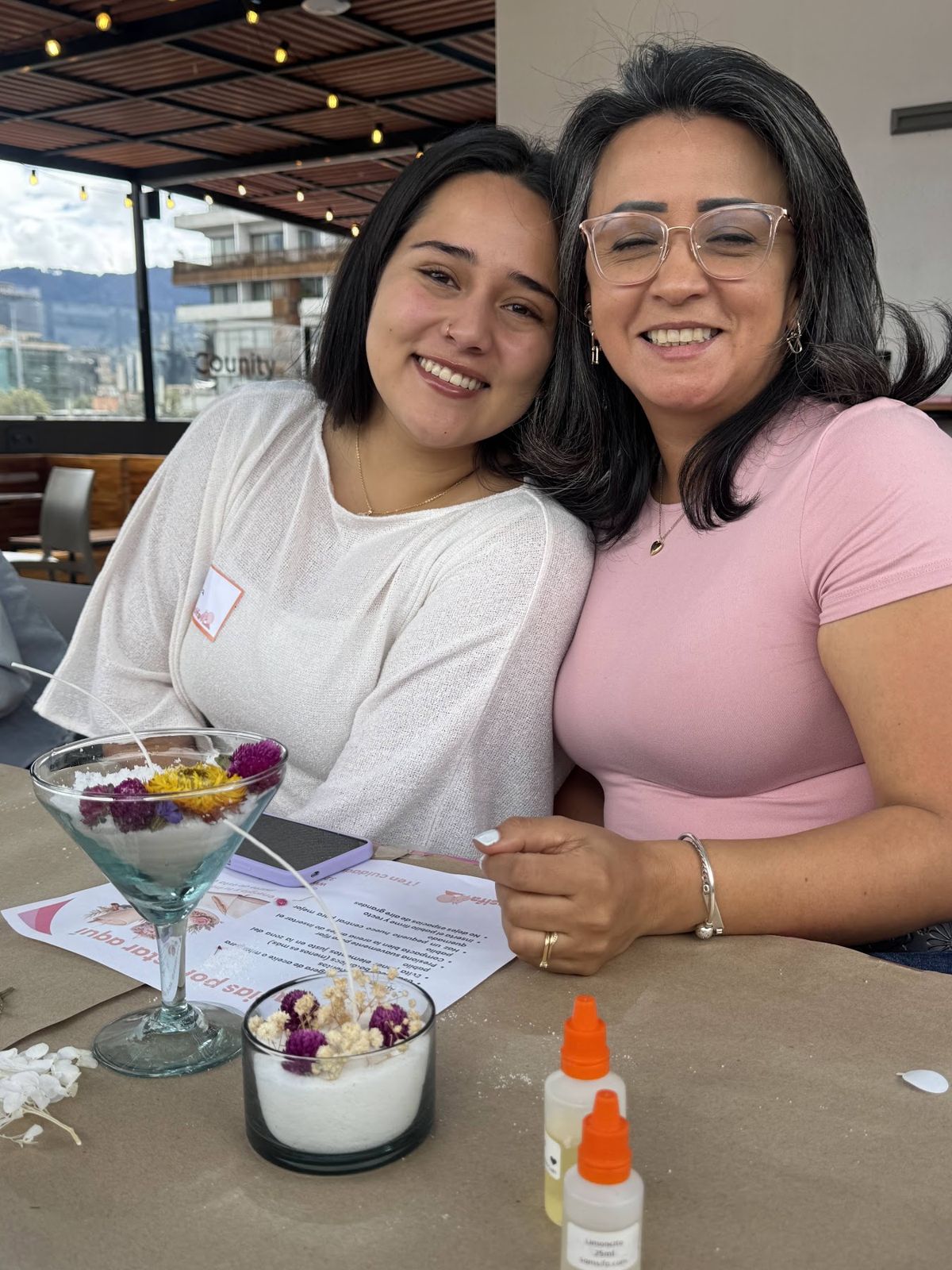 Participantes sonrientes con sus velas en un taller de Samsifa
