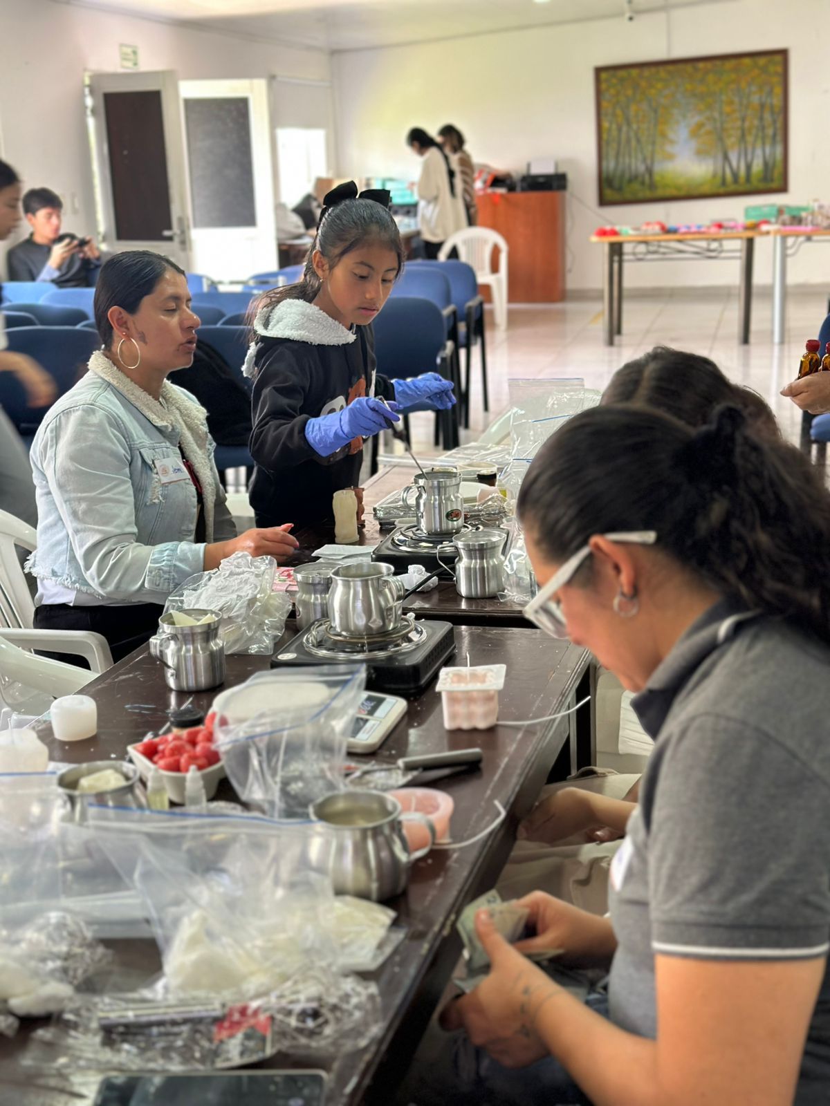 Instructora explicando en un taller de velas de Samsifa
