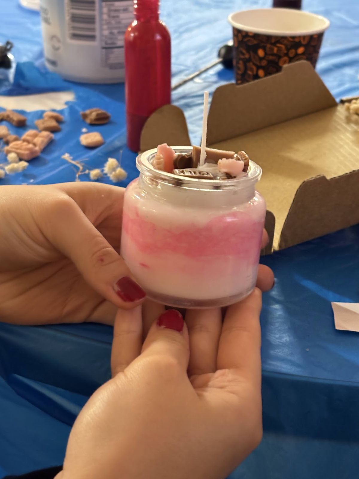 Vela rosada en frasco hecha en un taller