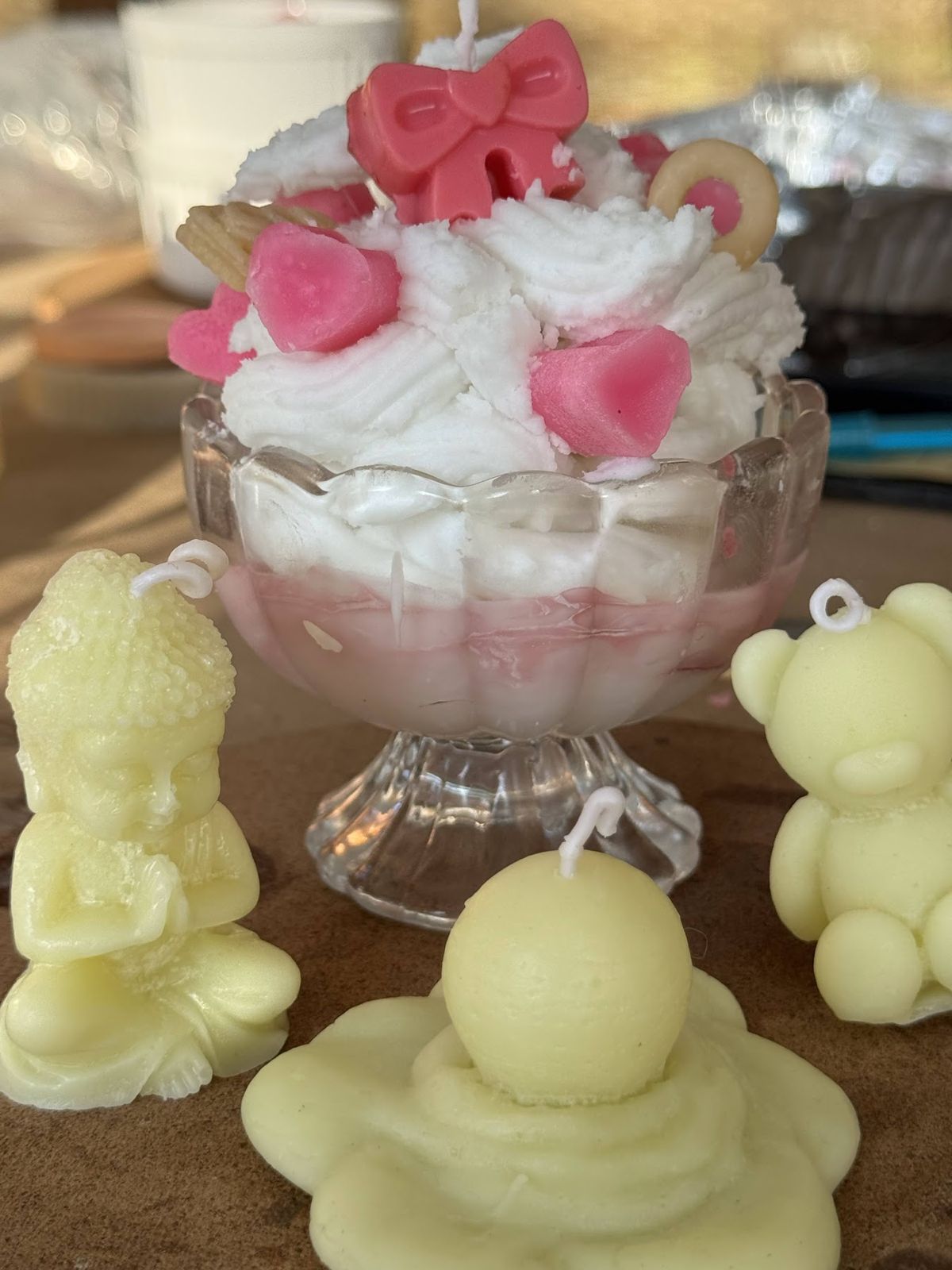 Vela tipo helado con figuras de cera