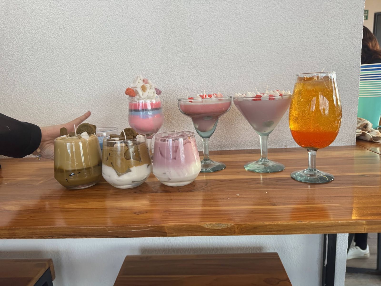 Colección de velas tipo bebida en copas y vasos