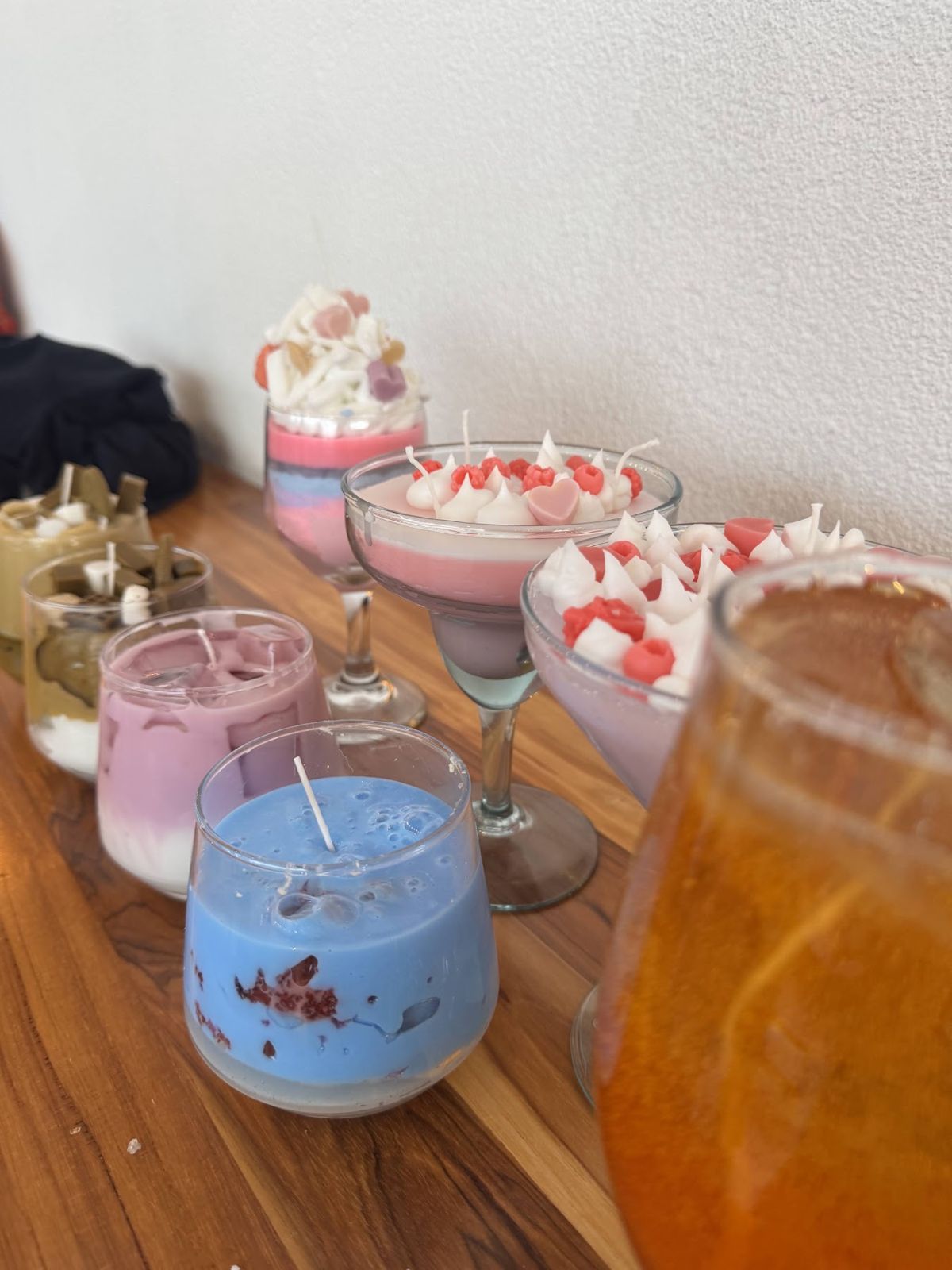 Velas tipo bebida y postre hechas en un taller de Samsifa
